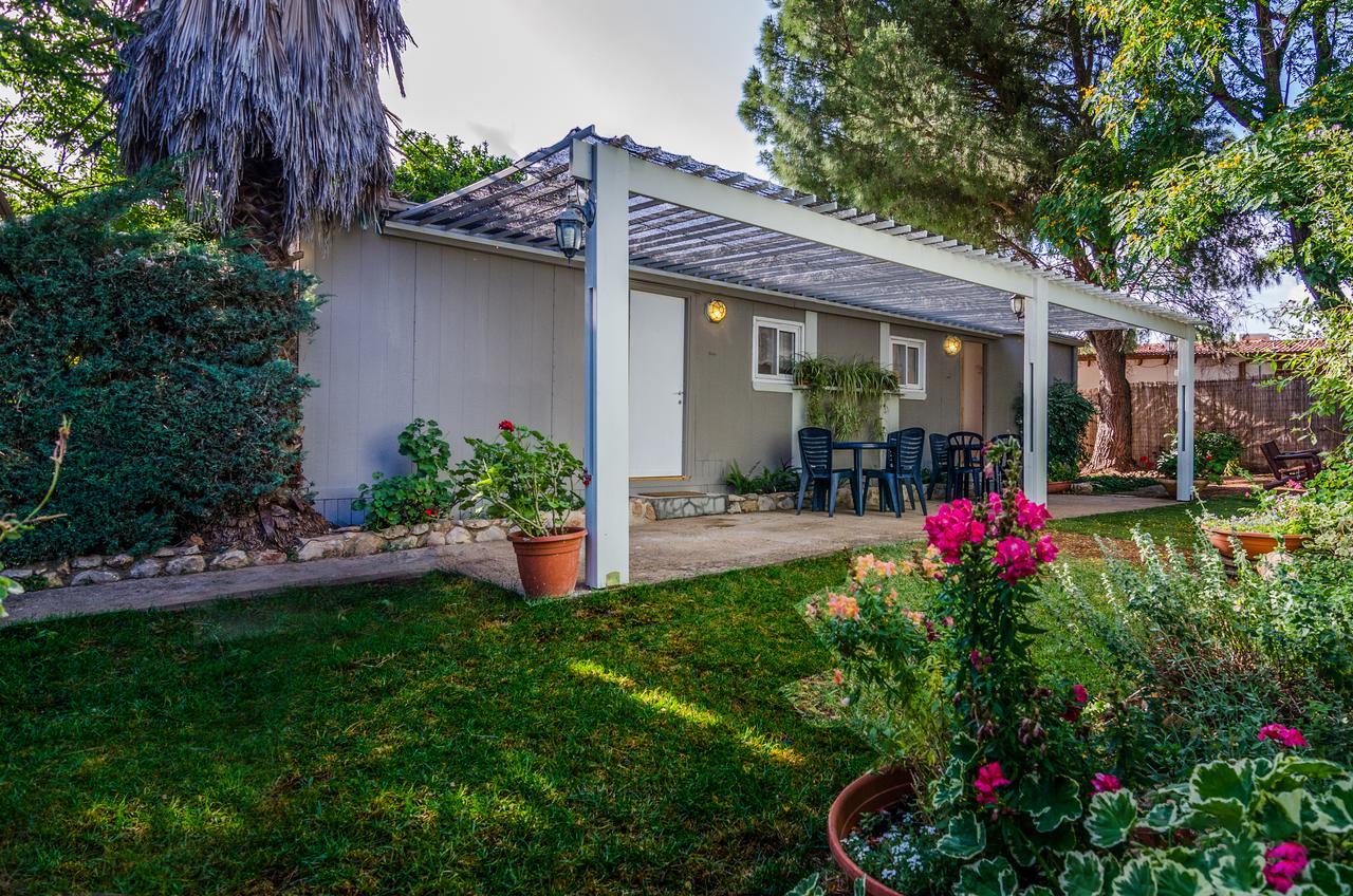 Orna'S Corner Bed & Breakfast Yuval Exterior photo